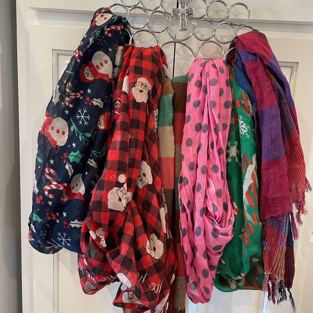 Scarves🎅🏼⛄️ 7 scarves, 2 scarf rings, 1 scarf organizer hanger holds 18 🎅🏼⛄️